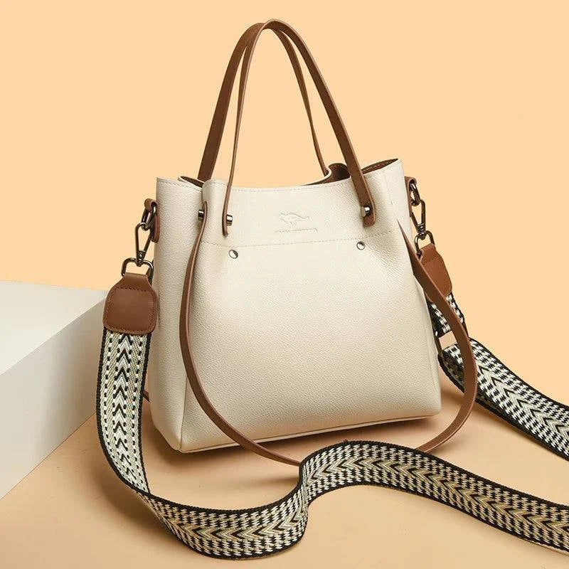 Alt text: Bolsa feminina de couro elegante preta com alça dupla.