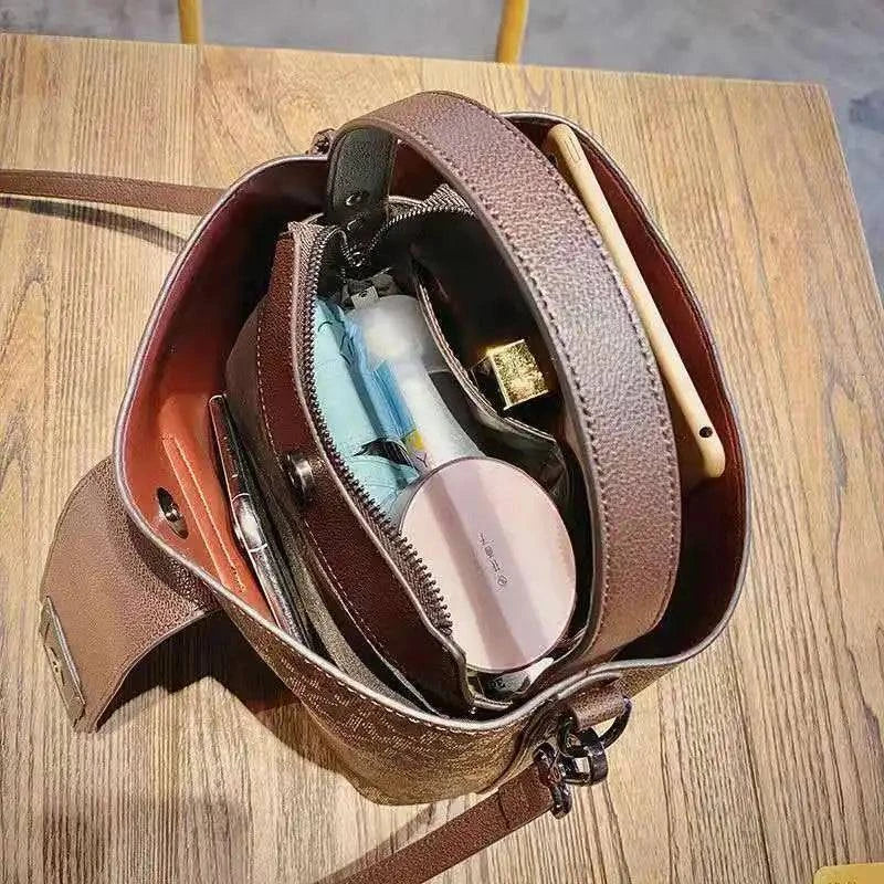 Alt text: Bolsa transversal feminina em couro preto da marca Finesse Vogue.