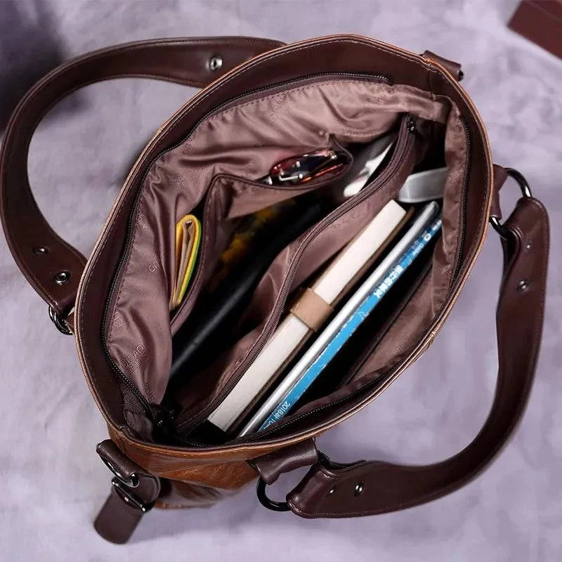 "Imagem de bolsa feminina de ombro clássica em couro envernizado preto"
