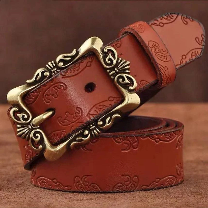 Cinto de couro genuíno feminino marrom com fivela decorativa.