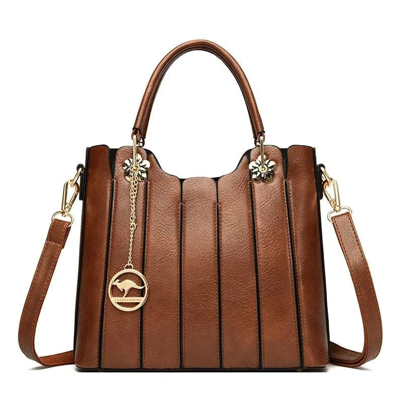 Alt text: Bolsa Tote Feminina em Couro Opale, cor neutra e elegante.