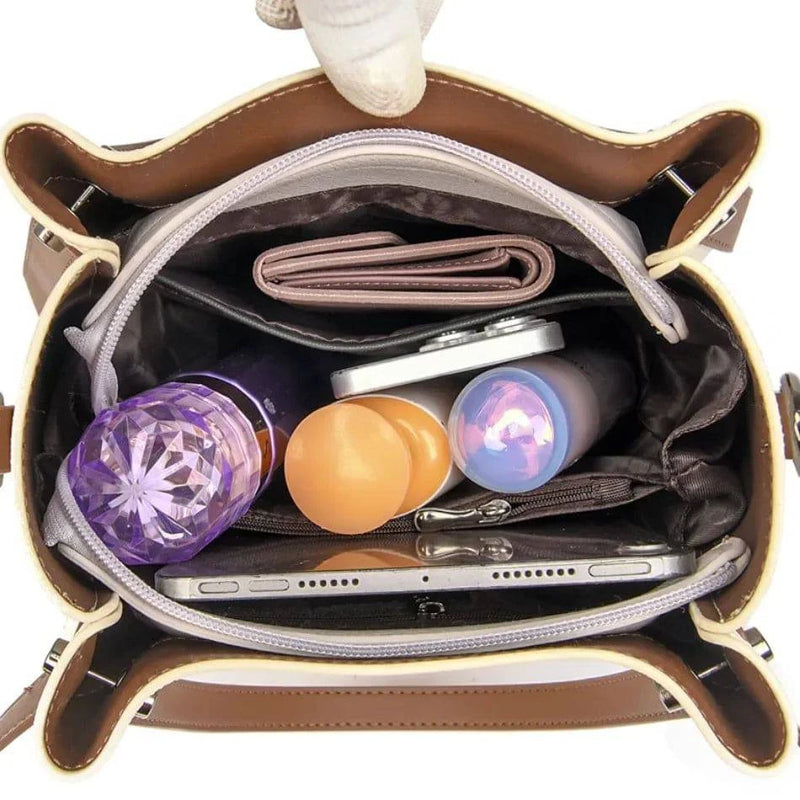 "Bolsa feminina de couro elegante em tom neutro com alça dupla."