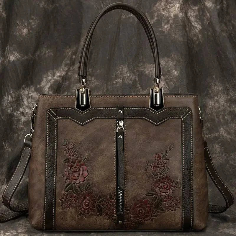 Alt text: Bolsa feminina de couro legítimo na cor marrom sofisticada.
