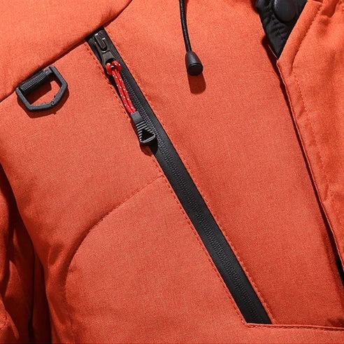 Close-up da Zellum Jaqueta Masculina Parka Acolchoada com Capuz e Zíperes Táticos na cor laranja, com zíper preto diagonal com cordão vermelho, bolso costurado, cordão preto e alça de ombro - perfeita para o clima frio.