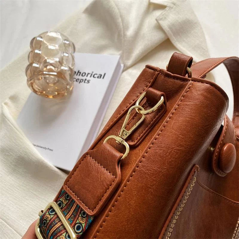 Alt text: Bolsa Tote Feminina Transversal Pequena Cristalle em tom neutro.