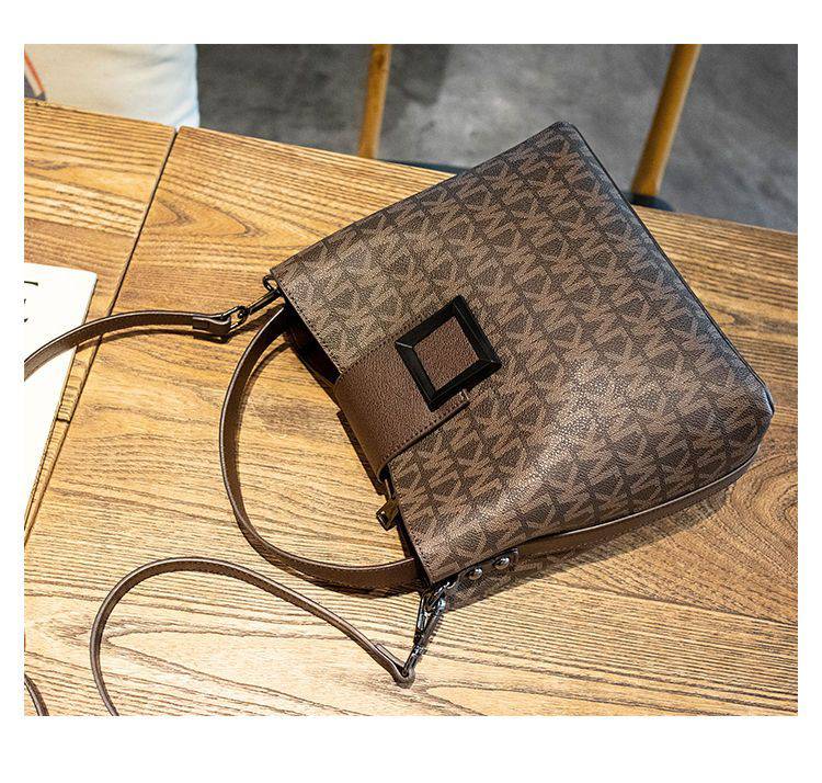Alt text: Bolsa transversal feminina em couro marrom da marca Finesse Vogue.