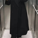 Sobretudo feminino longo preto com abotoamento frontal