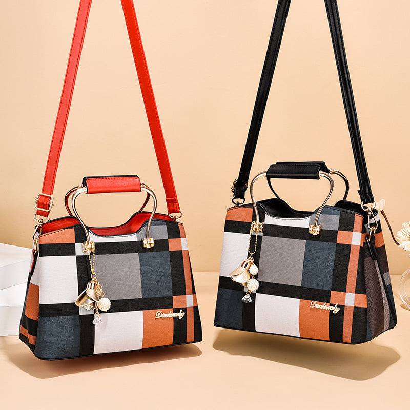 Alt text: Bolsa feminina de couro estruturada com estampa xadrez em tons neutros.