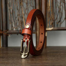 Cinto feminino em couro envelhecido com fivela de metal e enfeite decorativo