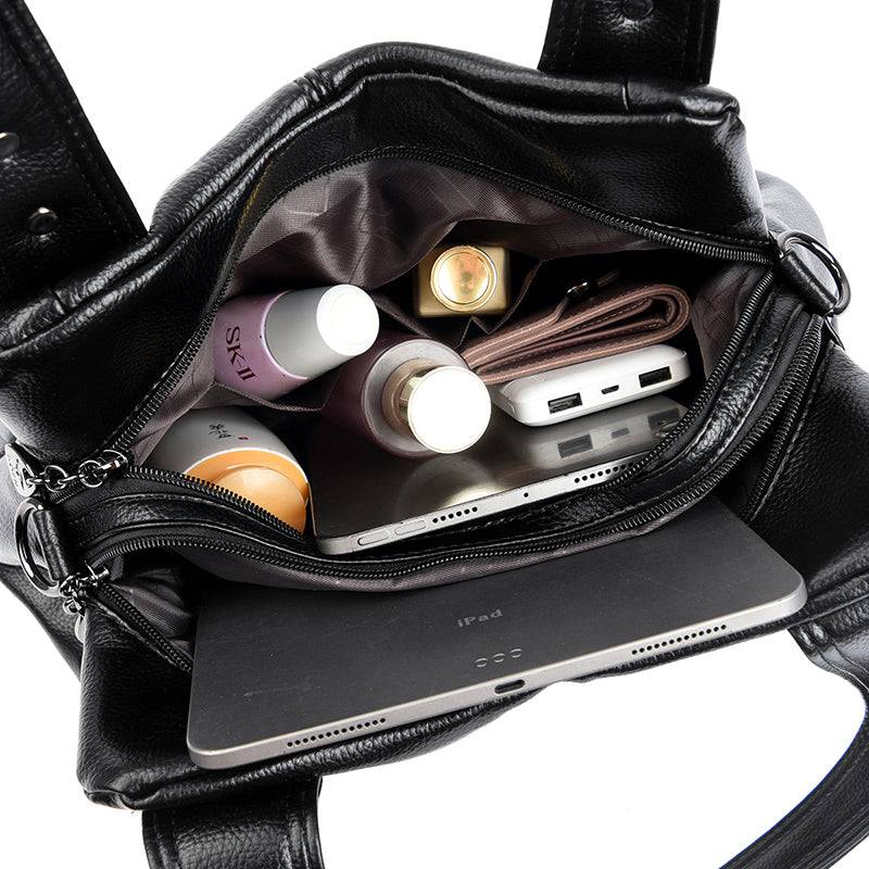 Alt text: Bolsa feminina de couro legítimo na cor marrom luxuoso.