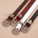 Cintos femininos em couro com fivelas prateadas estilo western, em tons de bege, marrom, vermelho e preto