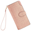Carteira feminina de couro de luxo rosa claro com textura sutil quadriculada, alça de pulso removível e aba de fecho de botão, em vista frontal isolada sobre fundo branco.