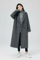 Sobretudo feminino longo cinza xadrez com gola lapela e corte oversized