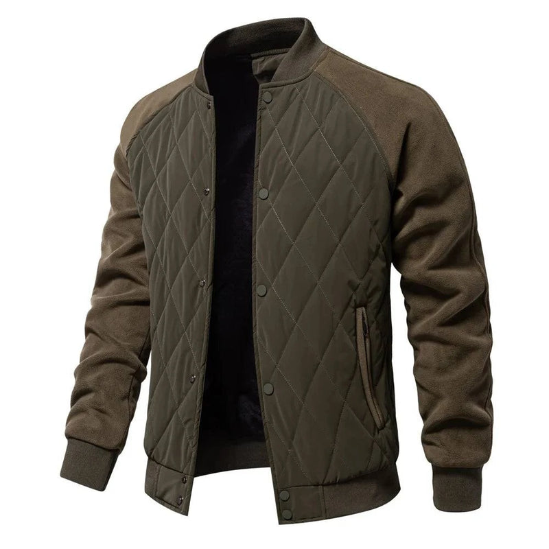 Jaqueta masculina bomber acolchoada com corpo em padrão de losangos verde musgo, mangas em tecido marrom escuro, gola, punhos e barra canelados em tom de verde musgo escuro, e fechamento frontal com botões de pressão. Design sofisticado e versátil, combinando conforto e um toque de exclusividade para o clima de Embu das Artes.