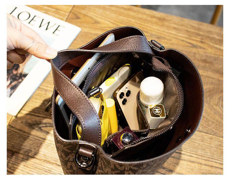 Alt text: Bolsa transversal feminina em couro preto Finesse Vogue.