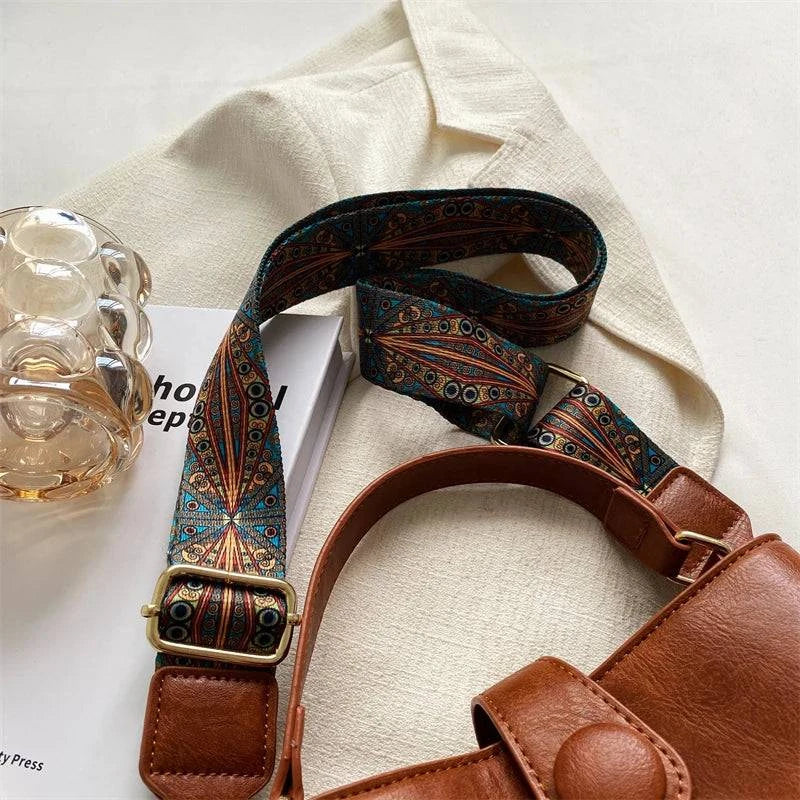 Alt text: Bolsa Tote Feminina pequena em cristal preto.