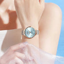 Relógio feminino com mostrador floral azul claro e pulseira em aço inoxidável