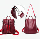 Mochila de couro burgundy com alças conversíveis de ombro e mochila, com detalhe do mosquetão.
