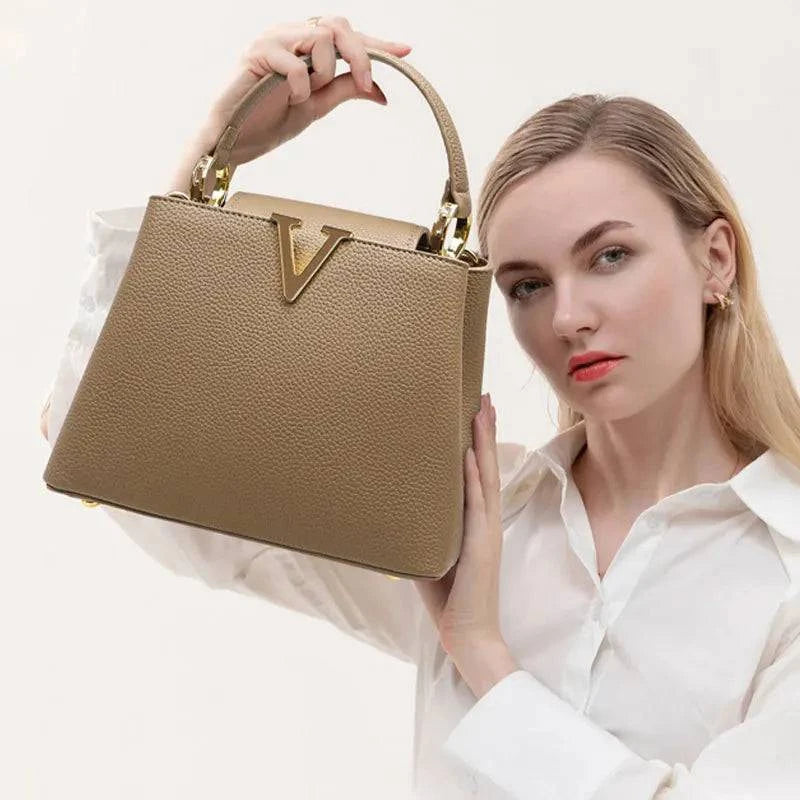 Alt text: Bolsa feminina de couro celeste, elegante e espaçosa.