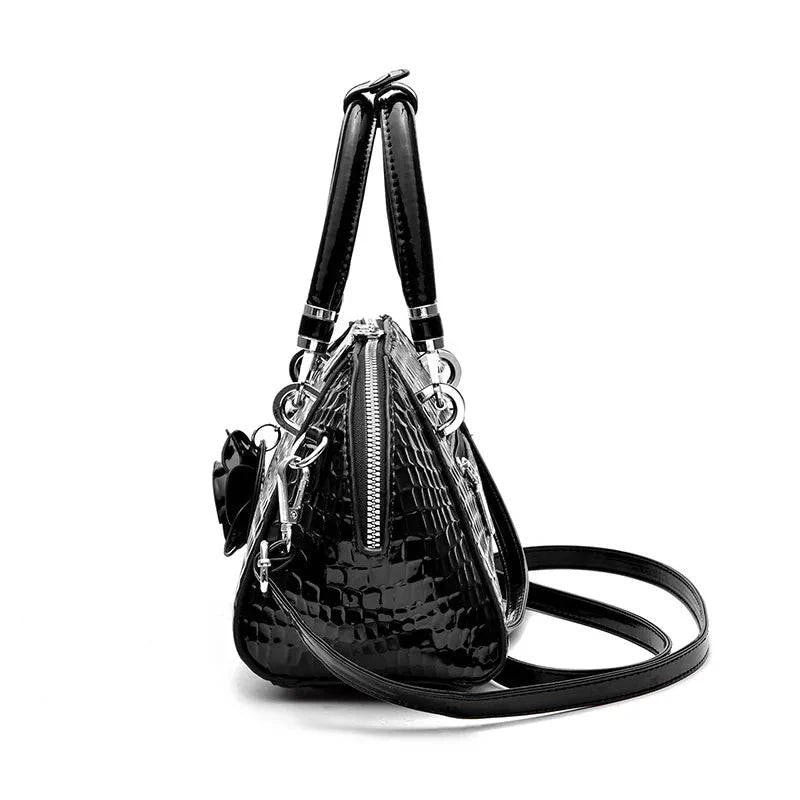 Bolsa de mão Monarca em couro texturizado marrom.