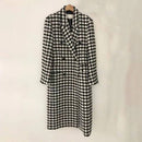 Sobretudo feminino longo com padrão pé de galinha preto e branco