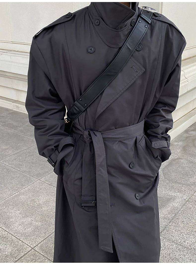Sobretudo masculino preto com cinto e alça transversal. Casaco estiloso ideal para moda masculina urbana e elegante.