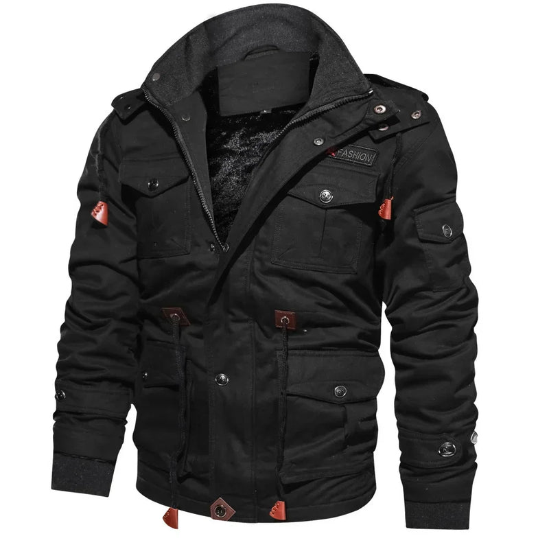 A Zellum Jaqueta Masculina Militar Forrada é uma jaqueta preta e robusta com vários bolsos frontais, fechos de botão e zíper, detalhes em couro marrom-avermelhado, etiqueta FASHION no peito, gola alta com forro texturizado e dragonas nos ombros.
