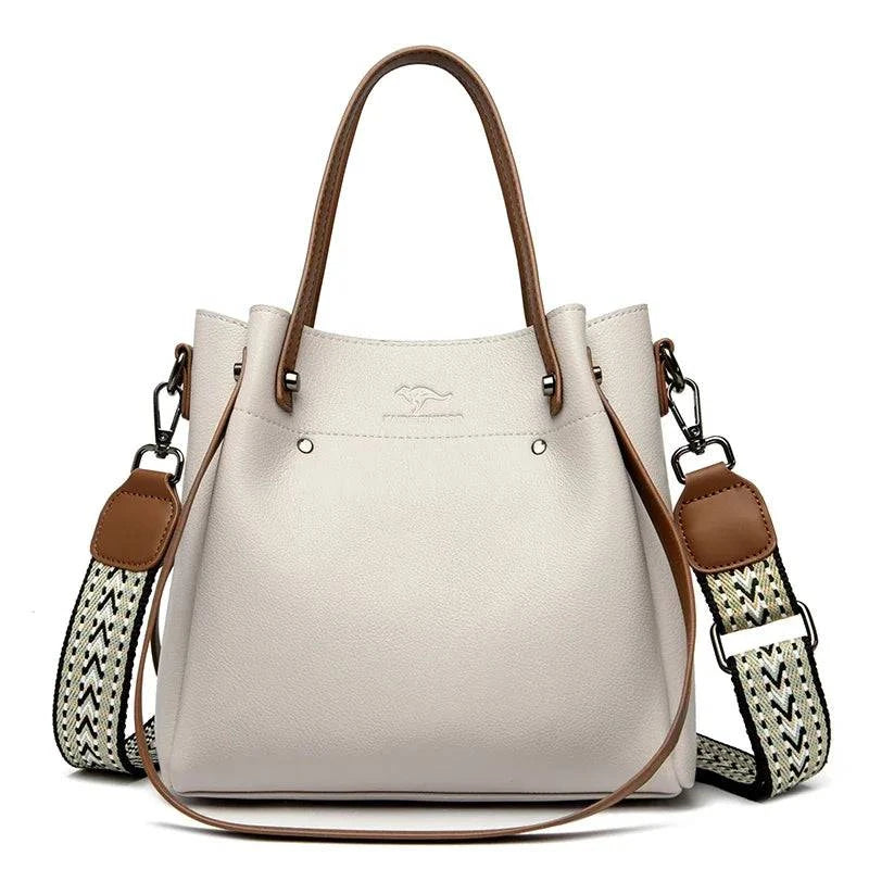 Alt text: Bolsa feminina de couro elegante em marrom com alça dupla.
