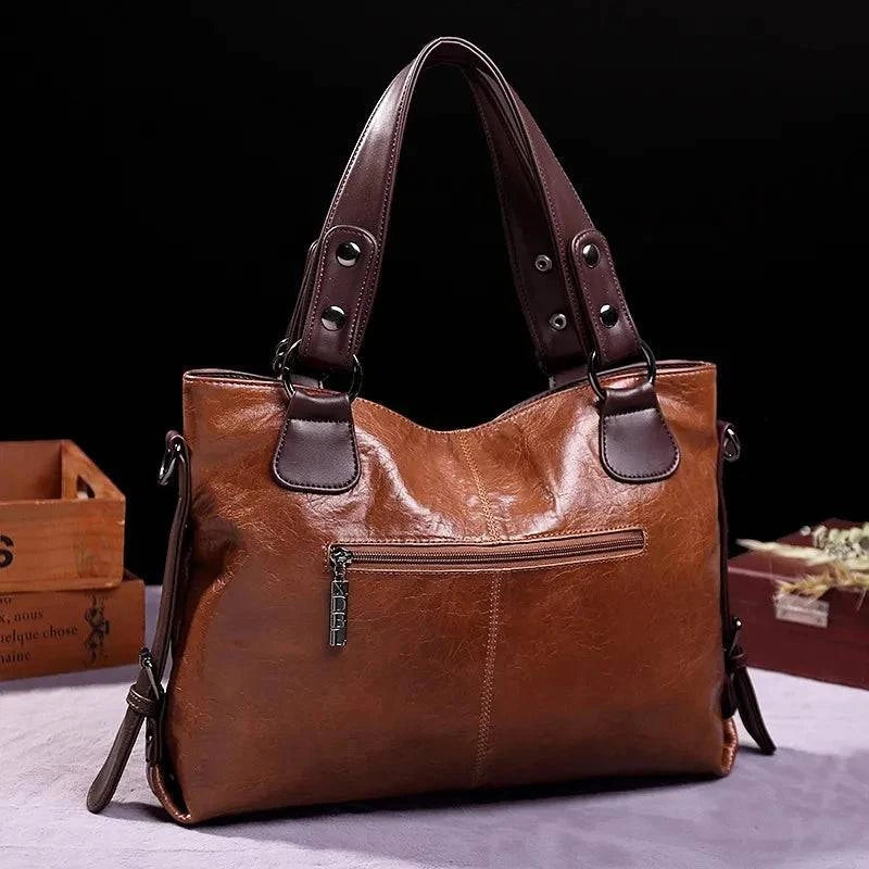 "Bolsa feminina de ombro clássica em couro envernizado preto."