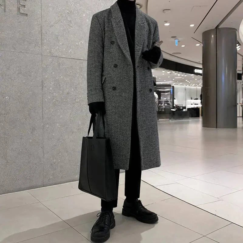 Look completo com Sobretudo Masculino Longo Cinza Imperium, calça preta e bolsa de couro. Estilo europeu elegante para dias frios.