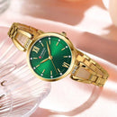 Relógio feminino em aço dourado com mostrador verde, marcadores dourados e detalhes em cristais