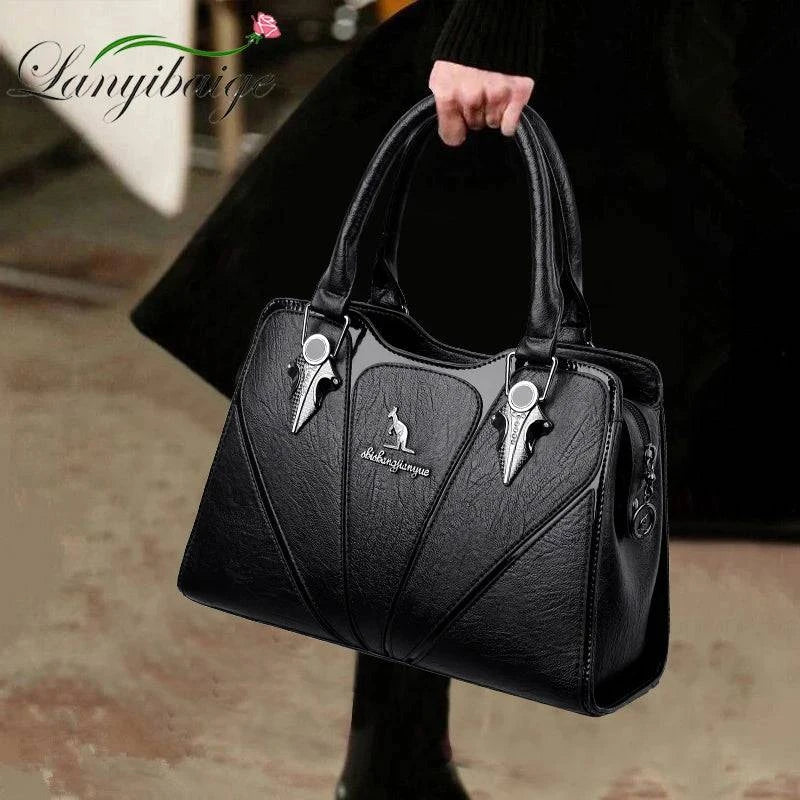 Alt text: Bolsa feminina de couro Monarque marrom elegante e sofisticada.