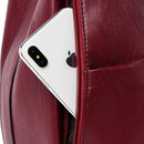 Smartphone guardado em bolso lateral com zíper da mochila de couro vinho