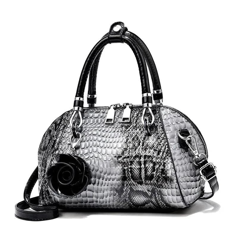 Bolsa de mão Monarca em couro texturizado marrom.
