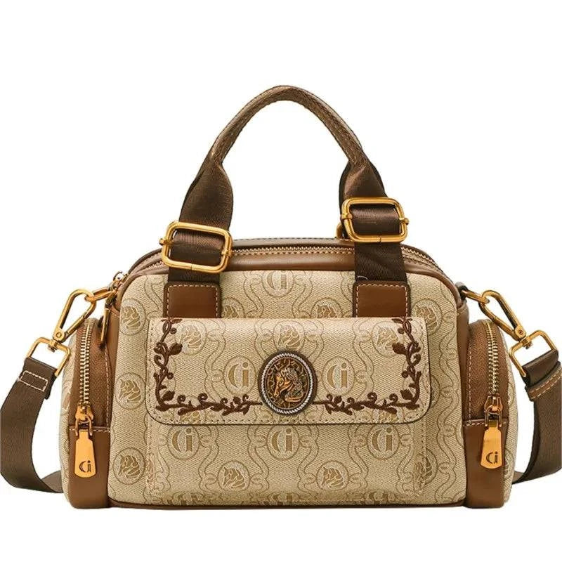 Alt text: Bolsa baú feminina marrom de couro com alça ajustável.
