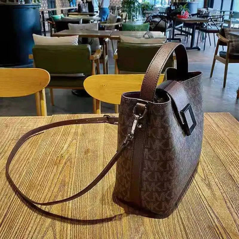 Alt text: Bolsa transversal feminina Finesse Vogue em couro preto elegante.