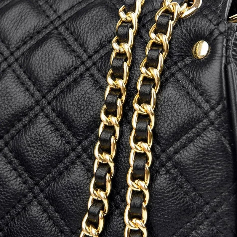 Alt text: Bolsa tiracolo acolchoada preta com corrente de metal.