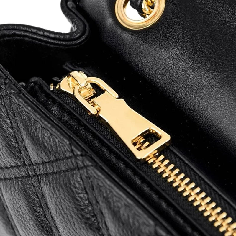 Alt text: Bolsa tiracolo acolchoada preta com corrente de metal.