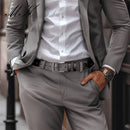 Cinto de couro com fivela em homem usando blazer cinza e camisa branca