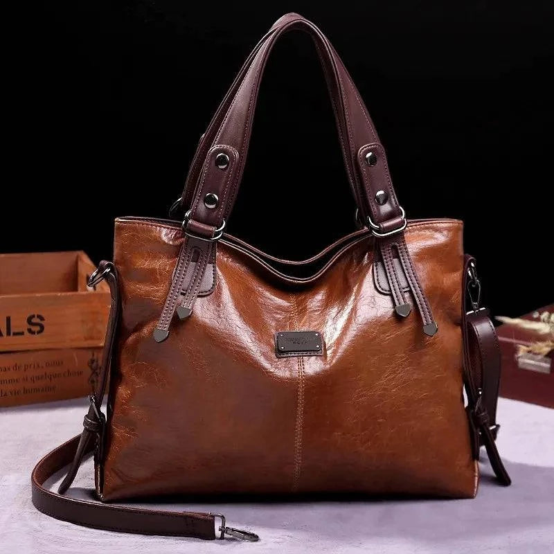 "Bolsa feminina de ombro clássica em couro envernizado preto."