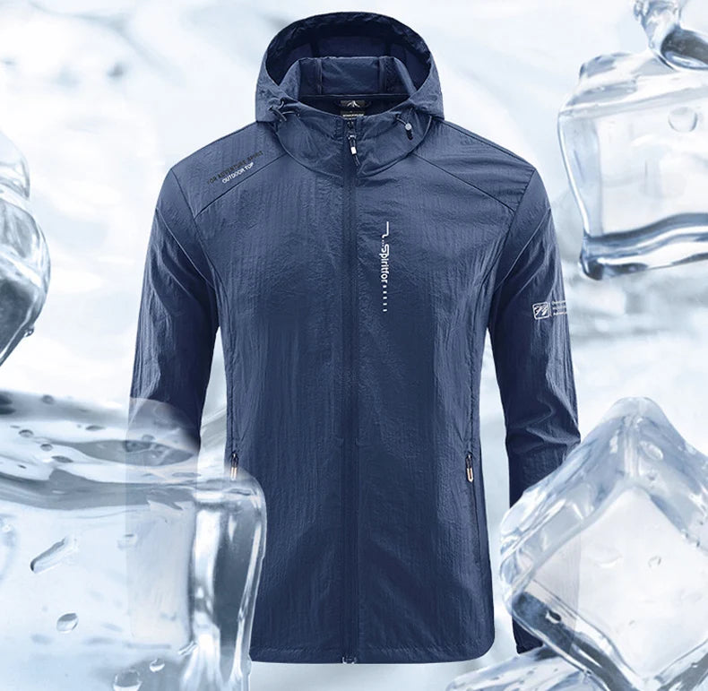 A Zellum Jaqueta Corta-vento Esportiva Masculina em azul-marinho é mostrada com grandes cubos de gelo, destacando seu design refrescante ou resistente às intempéries. Detalhes sutis do logotipo no peito e na manga dão um toque esportivo e moderno.