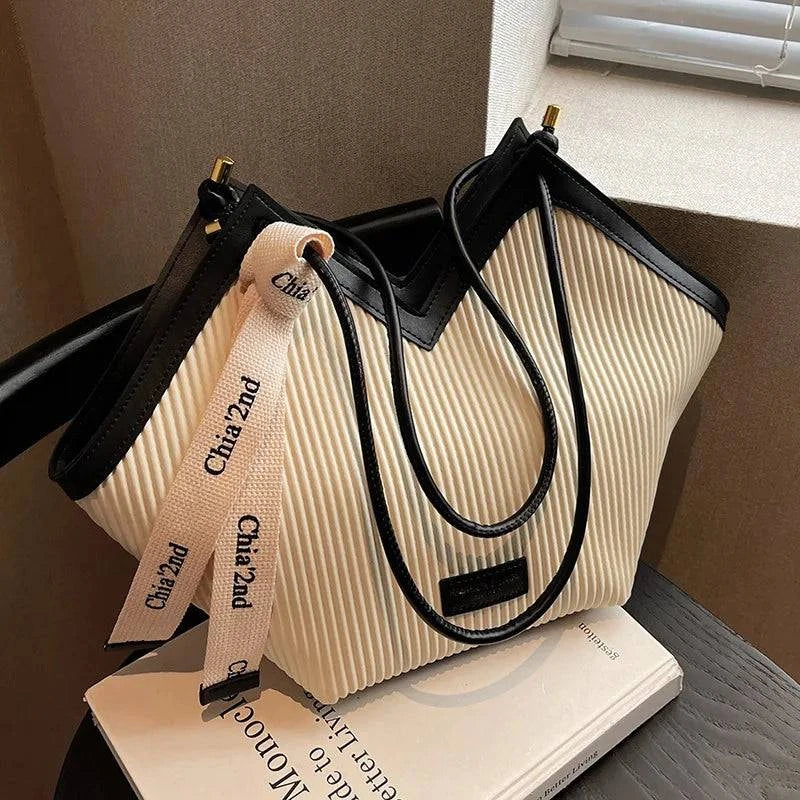 Alt text: Bolsa Tote Feminina em Couro Royale, elegante e espaçosa.