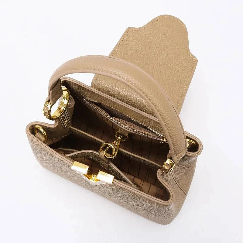 Alt text: Bolsa feminina de couro na cor celeste, elegante e sofisticada.