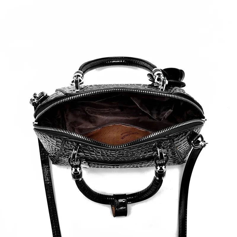 Bolsa de mão Monarca em couro texturizado marrom escuro.