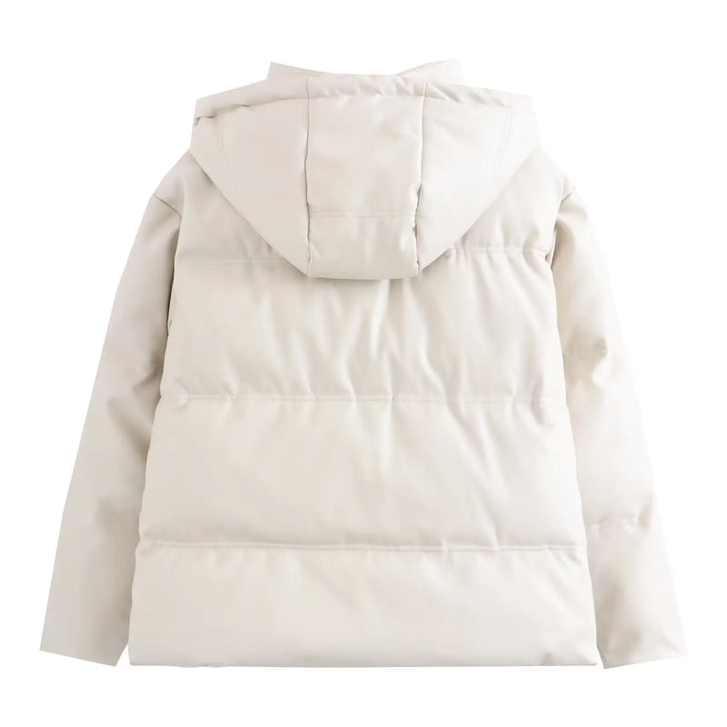 A Zellum Jaqueta Puffer Feminina para Inverno é apresentada na parte de trás em bege claro com costura horizontal, mangas longas, capuz acoplado e bainha reta. Seu acabamento fosco e isolamento térmico oferecem calor para os dias frios.