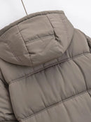 Jaqueta puffer feminina bege com costura acolchoada horizontal e capuz ajustável
