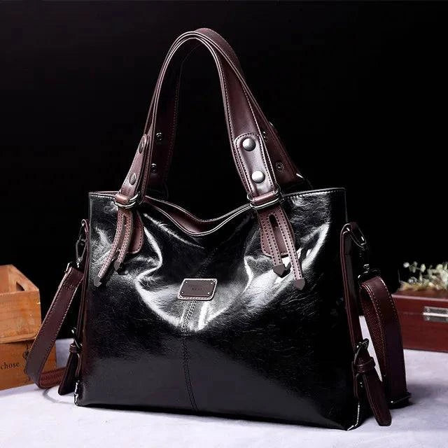 "Bolsa feminina de ombro clássica em couro envernizado preto."