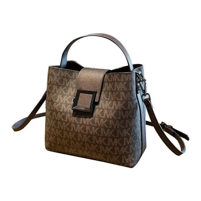 Alt text: Bolsa transversal feminina preta de couro Finesse Vogue elegante.