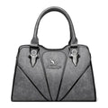 "Imagem de bolsa feminina de couro Monarque em tom neutro."