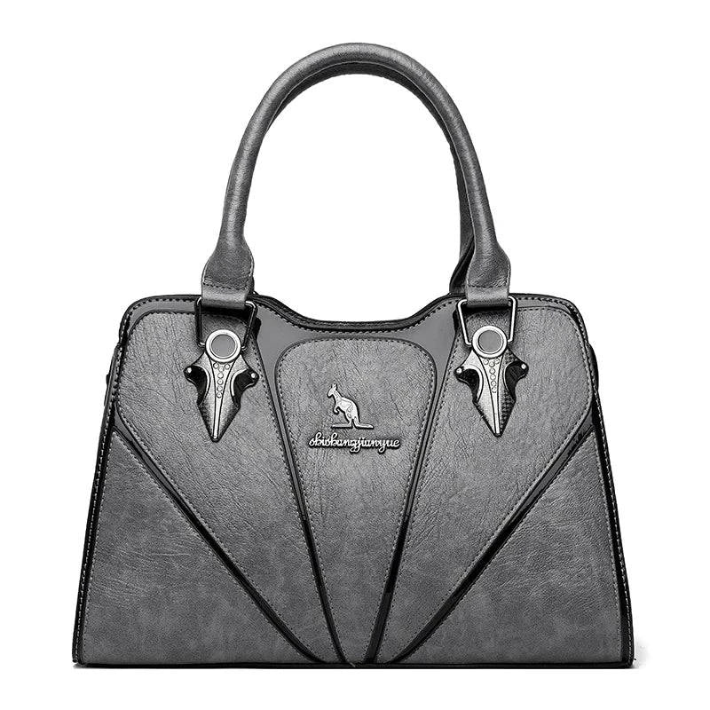 "Imagem de bolsa feminina de couro Monarque em tom neutro."